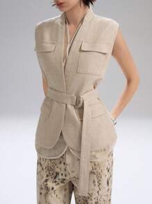 LYSMO 2025 春夏新品女款中性风亚麻质感网眼拼接多层无袖背心，立领、束腰带和双口袋实用设计，融合复古时尚与现代简约风格，是轻松办公室造型或优雅日常穿着的完美之选，是百搭衣橱必备单品 - 杏色 - 查看 3