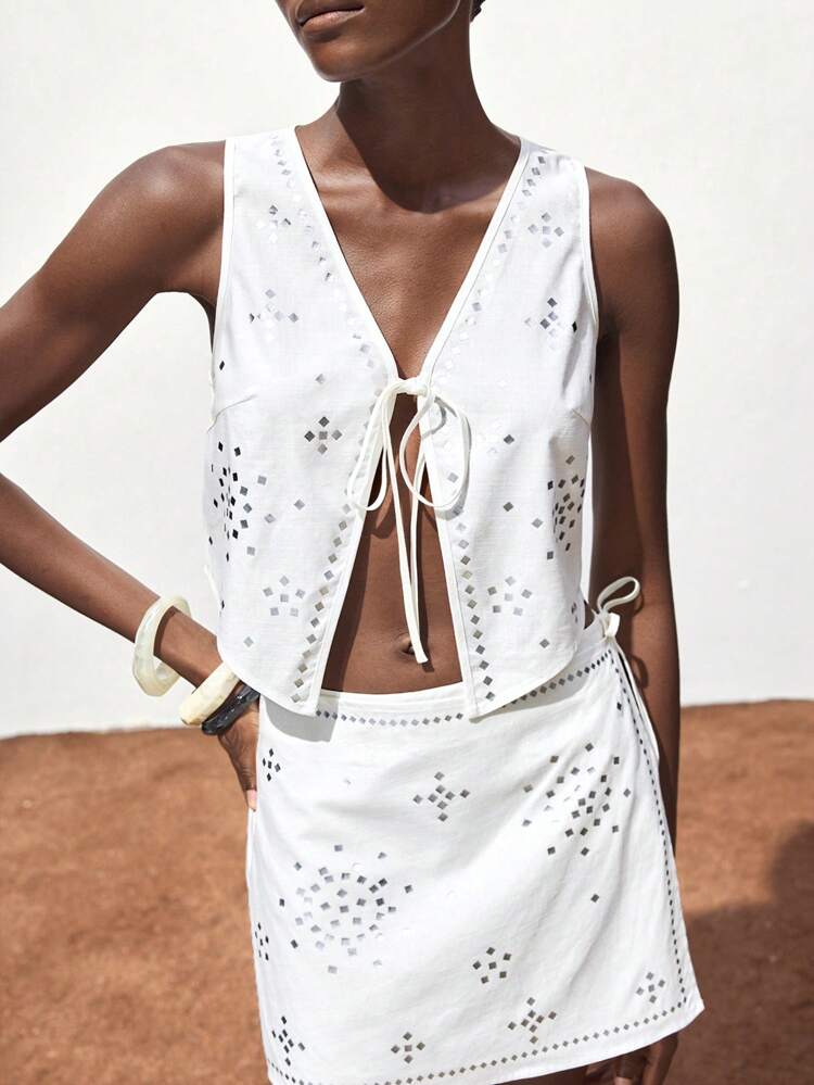 SHEIN Maija Women Summer V-Neck Sleeveless Tank Top, Sexy Minimalist Silver Accent Design With Front Tie, Comfortable Outdoor Festival Apparel Club Women Sexy Rave Festival Halloween Christmas Going Out Top