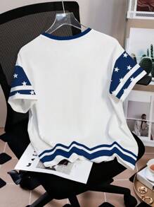 TOM & JERRY X SHEIN Locker sitzendes Rundhals Kurzarm weißes T-Shirt, Ärmel mit blau-weißem Sternkontrast, Patriotisch-karikatives Motiv mit englischem Buchstabe Muster am Hals, legeres Sommer T-Shirt für Damen