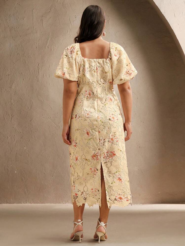 Sukienka w dużym rozmiarze z nadrukiem kwiatowym, koronką, patchworkiem, głębokim dekoltem w serek i krótkim rękawem