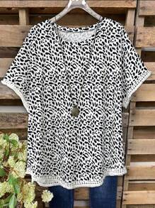 SHEIN VCAY CURVE Maglietta da donna taglie forti con stampa leopardata e fiorellini sul bordo, girocollo, maniche corte - Bianco - Visualizzare 1