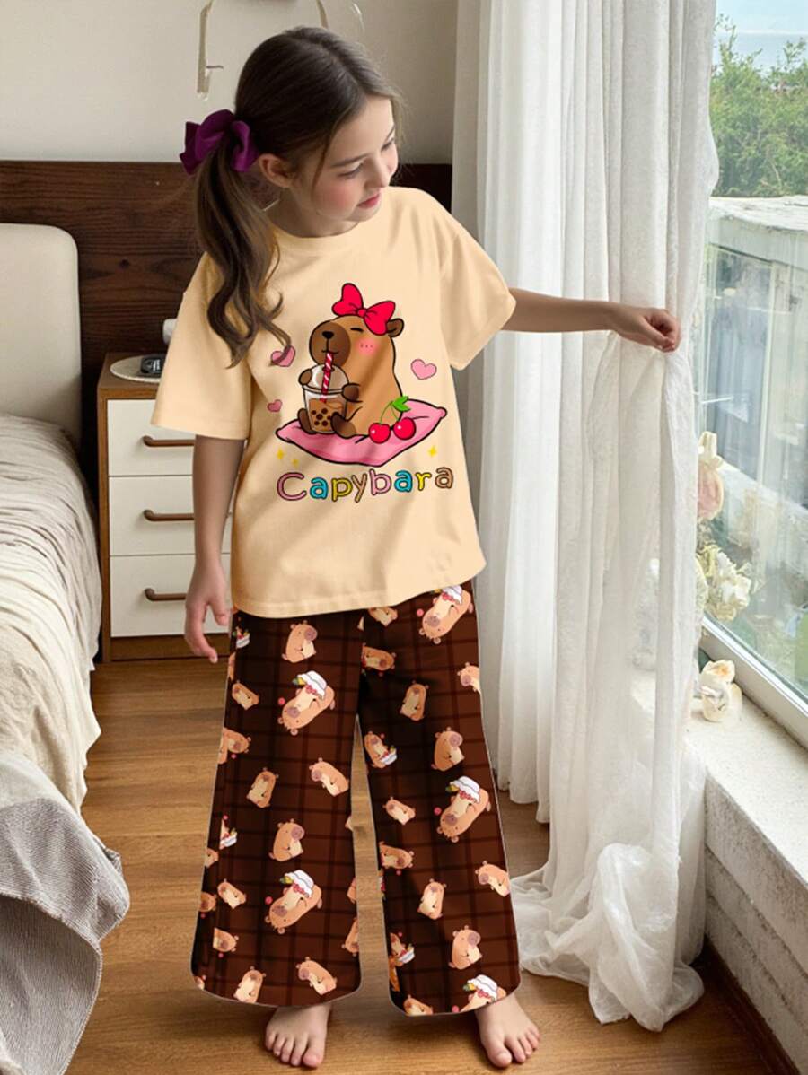 SHEIN Leap Crew 女童可爱水豚和卡通心形蝴蝶结印花休闲简约短袖 T 恤和裤子家居服，适合夏季 - 彩色 - 查看 1