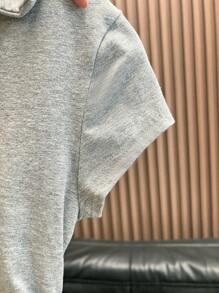 SHEIN 少女灰色百搭方形 V 领短袖 T 恤，设计师风格，夏季休闲 Polo 衫，齐腰长款，修身剪裁，干净女孩 - 灰色 - 查看 4