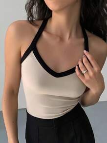 Blusa de tirantes con cuello halter en contraste de color negro y beige, de moda para el verano en tallas grandes