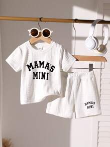 SHEIN 2 pièces Ensemble décontracté pour tout-petits et bébés garçons : t-shirt à manches courtes à col rond en tricot et tissu texturé avec impression de lettres, et short à taille élastique. Été, vêtements pour enfants, vêtements pour tout-petits, tenue pour bébé, ensemble pour bébé garçon, t-shirt pour tout-petit, short pour tout-petit, ensemble bébé, 6 mois - 3 ans