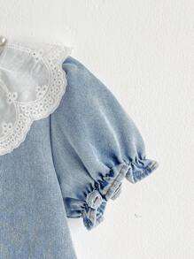 SHEIN Elladie kids 女童可爱刺绣彼得潘领泡泡袖蕾丝蝴蝶结荷叶边下摆牛仔连衣裙 - 淺色水洗藍 - 查看 8