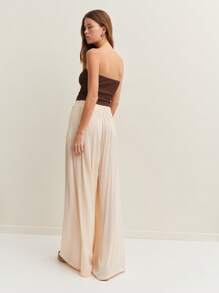 Nöista 白色阔腿裤，飘逸设计，腰部饰有柔软褶皱。高腰优雅，适合正式场合、温暖天气或户外聚会。非常适合搭配修身上衣或经典衬衫。 - 杏色 - 查看 2