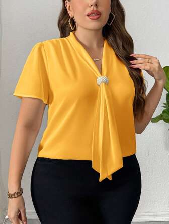 SHEIN Privé 夏季大码优雅珍珠装饰领衬衫