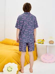 SmileyWorld® | SHEIN Conjunto de pijama de top de manga corta y pantalones cortos con estampado de cara sonriente para hombre - Gris - Ver 2