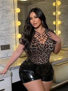 NU&NOW 加大码女式性感豹纹交叉镂空设计修身高弹力面料短款 T 恤，适合春夏派对、俱乐部之夜、郊游 - 彩色 - 查看 3