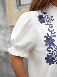 SHEIN VCAY 加大码花卉刺绣纽扣前优雅短袖衬衫