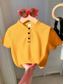 SHEIN Niño pequeño Camisa de manga corta con cuello mao amarilla, versátil y bonita para ocasiones casuales de verano, adecuada para fiestas de cumpleaños, fiestas de noche, presentaciones, bodas, baby showers, o celebraciones de primer cumpleaños - Amarillo - Ver 4