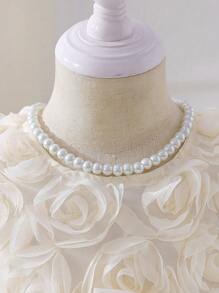 SHEIN 女婴无袖碎花3D蝴蝶结A字裙。精致的碎花图案增添一丝活力与朝气。A字裙设计，优雅大方，展现小女孩甜美优雅的气质。无论是玩乐、居家、花园派对还是特殊场合，它都能让小公主自信地脱颖而出，成为众人瞩目的焦点。