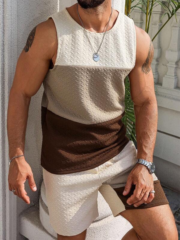 Manfinity CasualCool Herren Lässig Alltags-Stil, INS-kombiniert mit einem stilvolle erdtönigen beige-braunen Farbblock-Design, mit einem Weizentextur-Patchwork-Tanktop und einer Shorts-Kombination. Dieses Outfit verkörpert ein französisch-lässiges romantisches Gefühl und ist perfekt für Hawaii-Strandurlaube sowie Musikfestivals und den täglichen Gebrauch, was es zu einem idealen Geschenk für Freund oder Ehemann macht. Herren Erdtonfarbiges Kontrastgewebe Weste und Shorts Set, Herren Shorts Set, Herren Zweiteiliges Outfit Sommer Zweiteiliges Set für Herren