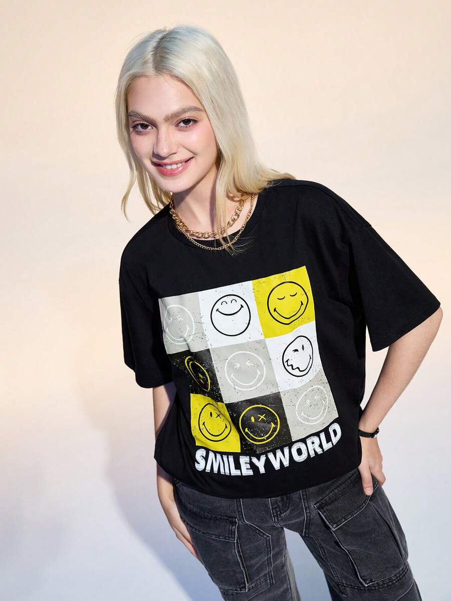 SmileyWorld® | SHEIN Camiseta de manga corta y cuello redondo con estampado de cara sonriente para mujer - Negro - Ver 1