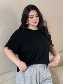 Dazy Plus Camiseta de manga corta casual holgada con cuello redondo y aplicación de encaje para mujer talla grande, color negro, tops estilo colegial