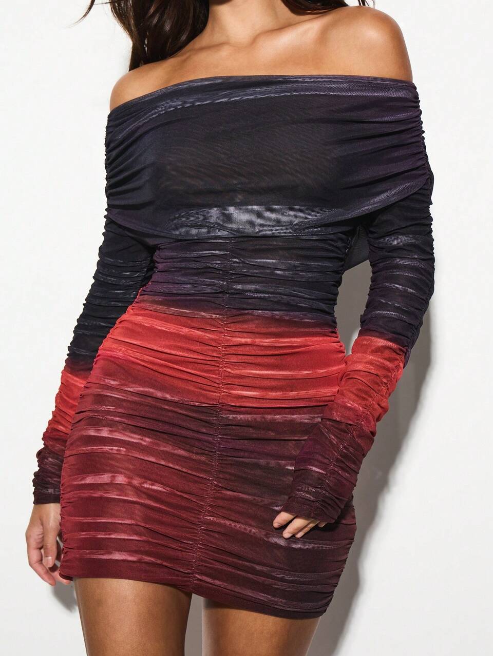 KIZN Vestido mini ajustado con hombros descubiertos, manga larga y malla superpuesta