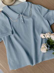 Dazy Plus Camiseta de manga corta ajustada con cuello de Peter Pan, decoración de perlas y escote en V con botones, para primavera y verano