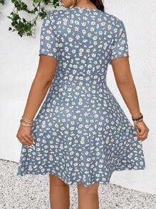 SHEIN Frenchy 加大码 V 领短袖花卉印花休闲迷你连衣裙女式波西米亚风连衣裙 - 霧霾藍 - 查看 7