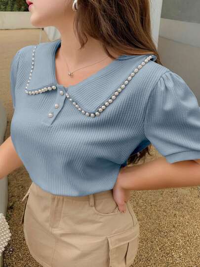 Dazy Plus Camiseta de manga corta ajustada con cuello de Peter Pan, decoración de perlas y escote en V con botones, para primavera y verano