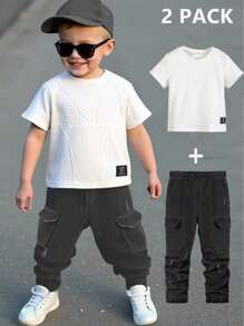 Set de 2 piezas: Top de manga corta con cuello redondo y decoración con letra elástica y patrón, emparejado con jeans elásticos lavados a la cintura para chico joven. La cómoda y de moda camiseta de cuello redondo y los duraderos jeans de cintura elástica lavados son adecuados para el verano. El diseño sencillo y de moda resalta el encanto personalizado de los niños de 4 a 7 años para el uso diario casual.