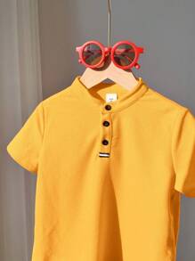 SHEIN Niño pequeño Camisa de manga corta con cuello mao amarilla, versátil y bonita para ocasiones casuales de verano, adecuada para fiestas de cumpleaños, fiestas de noche, presentaciones, bodas, baby showers, o celebraciones de primer cumpleaños - Amarillo - Ver 2