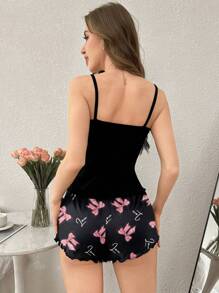 SHEIN 2 件套休闲粉色蝴蝶印花荷叶边下摆吊带背心和短裤睡衣套装，青春时尚 - 彩色 - 查看 2