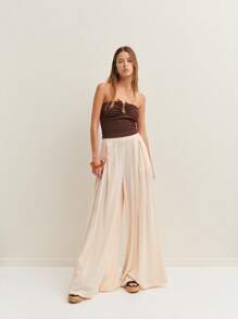 Nöista 白色阔腿裤，飘逸设计，腰部饰有柔软褶皱。高腰优雅，适合正式场合、温暖天气或户外聚会。非常适合搭配修身上衣或经典衬衫。 - 杏色 - 查看 1