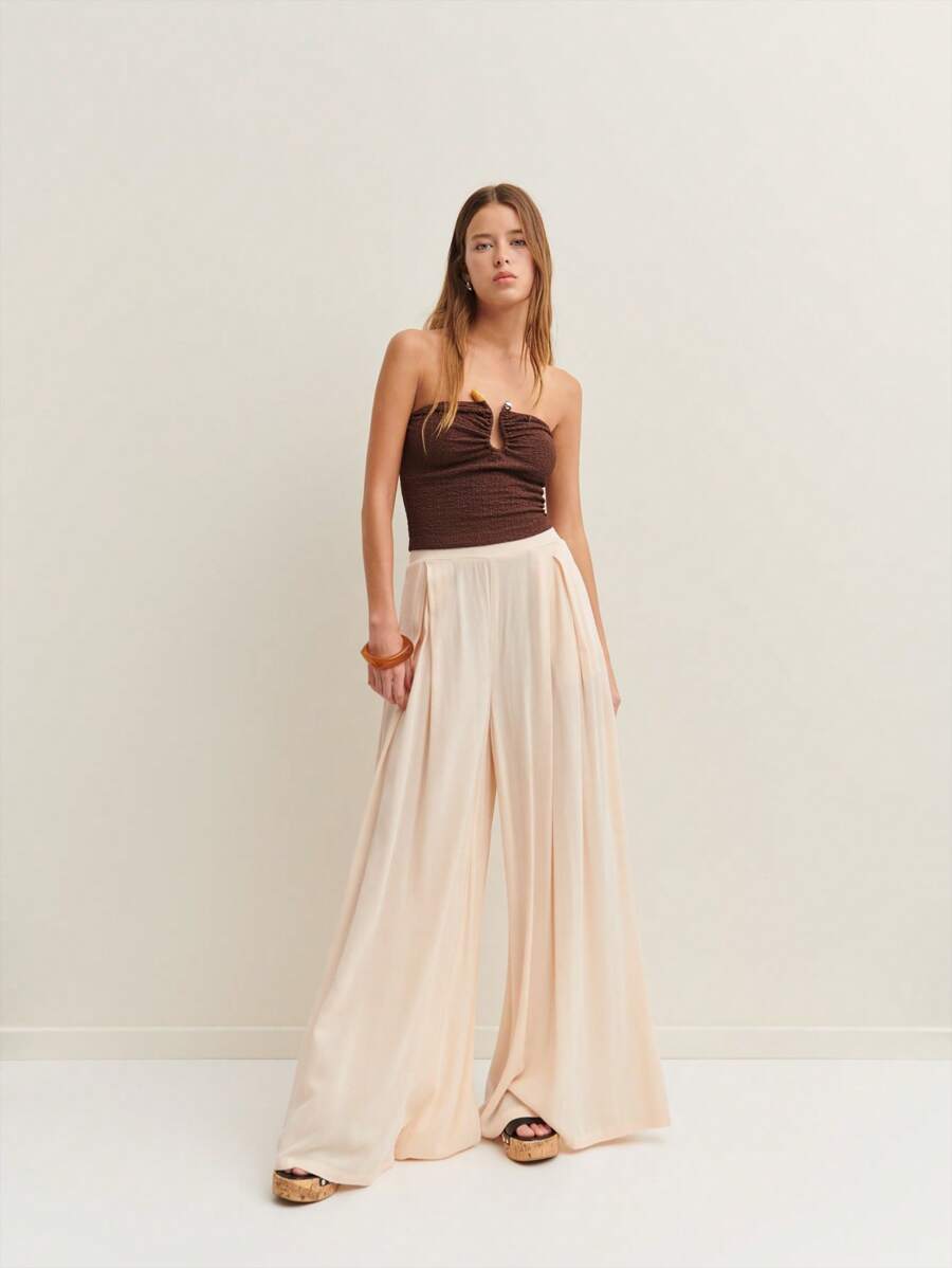 Nöista 白色阔腿裤，飘逸设计，腰部饰有柔软褶皱。高腰优雅，适合正式场合、温暖天气或户外聚会。非常适合搭配修身上衣或经典衬衫。 - 杏色 - 查看 1