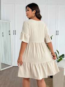 SHEIN Frenchy 大码休闲 V 领荷叶边分层 A 字罩衫连衣裙 - 杏色 - 查看 2