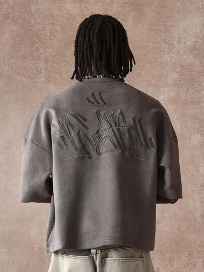 SUMWON Camiseta oversize de estilo urbano con estampado de graffiti en la espalda, efecto desgastado, manga corta, estilo relajado y de verano, estética minimalista y de vanguardia.