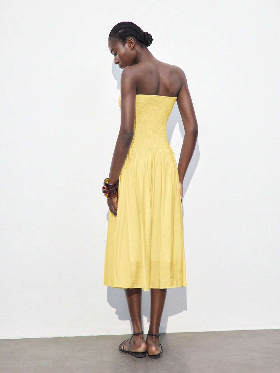 SHEIN Maija Damen Creme trägerloses gerafftes Kleid mit tiefer Taille, modernes Lässig Design, weich & bequem, verstellbare Träger, taillierter A-Linie, Strand/Urlaubs Boho-Stil, geeignet für Isabela Island Resort, Sommer Musikfestival, Western Chic, elegantes & niedliches Midi-Kleid