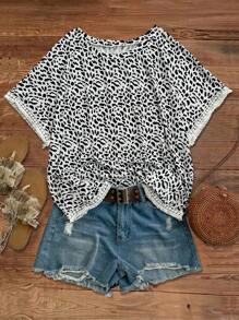 SHEIN VCAY CURVE Maglietta da donna taglie forti con stampa leopardata e fiorellini sul bordo, girocollo, maniche corte - Bianco - Visualizzare 2