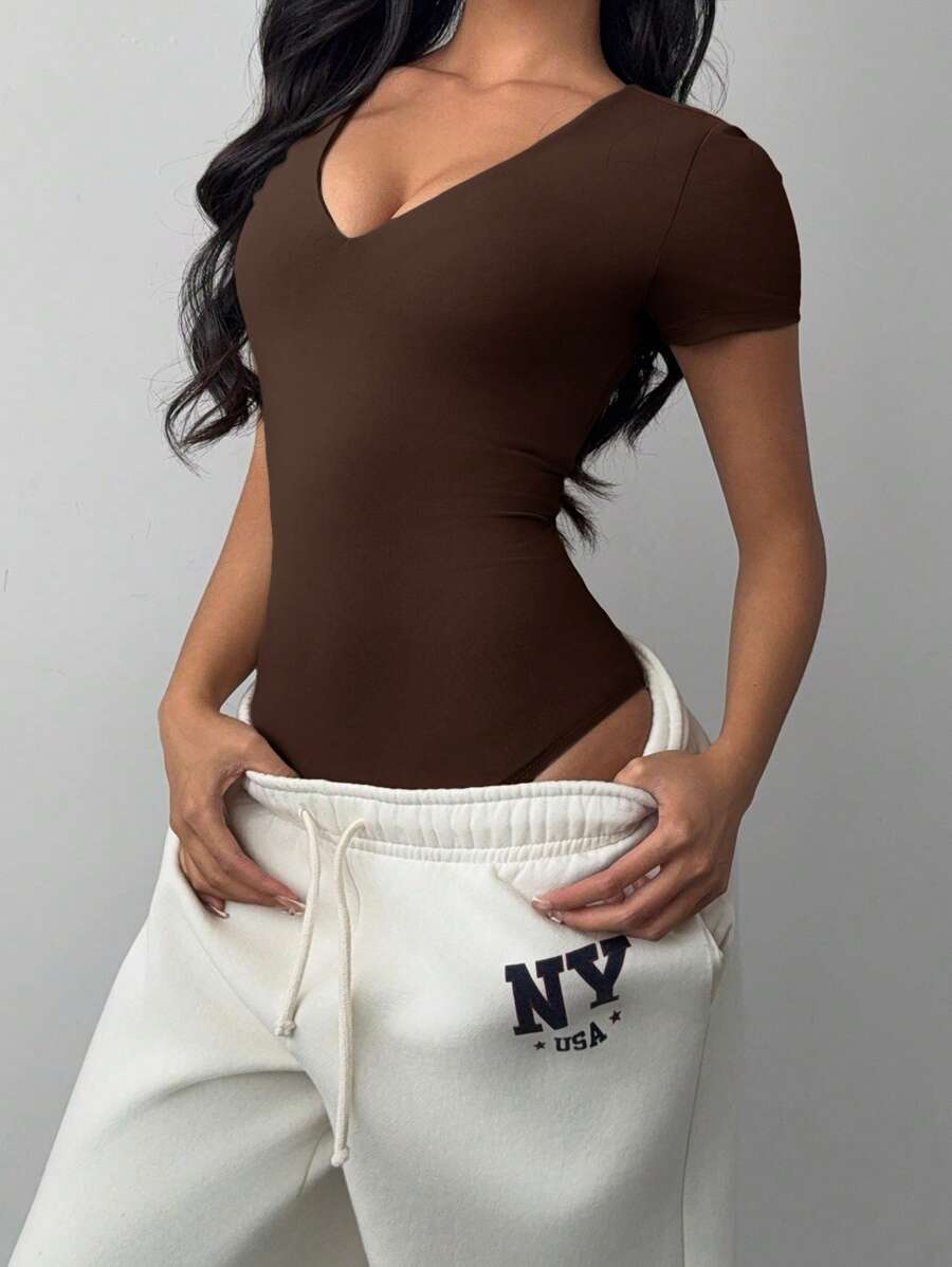 SHEIN BASICS 休閒素色V領短袖修身女款連身衣 夏季女裝套裝
