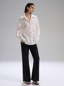 LYSMO Camisa de mujer con diseño de recortes transparentes y apliques de flores 3D, llegada nueva primavera-verano 2025. Perfecta para un look glamuroso, estilo casual de vacaciones, elegancia francesa y vibras bohemias chic - Blanco - Ver 7