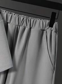 2 piezas Conjunto casual para adolescentes varones, camiseta tipo jersey con estampado en inglés de acero en relieve y diseño de cuello redondo, talla grande shorts con diseño minimalista texturizado y pierna curva, adecuado para verano y otoño