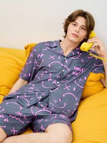 SmileyWorld® | SHEIN Conjunto de pijama de top de manga corta y pantalones cortos con estampado de cara sonriente para hombre - Gris - Ver 1
