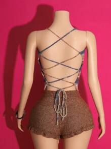Slaydiva Conjunto de 2 piezas de mujer compuesto por chaleco sin espalda con tirantes cruzados de rayas con degradado y patrón de diamantes con borde ondulado + pantalones cortos ceñidos con volantes en el bajo, hecho en tejido de lana marrón de ganchillo, para vacaciones de verano en la playa en 2025