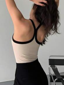Blusa de tirantes con cuello halter en contraste de color negro y beige, de moda para el verano en tallas grandes