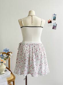 Soleia Jupe mini plissée décontractée pour les vacances, aux couleurs florales mélangées avec un ourlet à volants enroulé, pour les formes généreuses