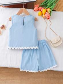 Conjunto de 2 piezas de niña (talla pequeña) con top sin mangas con textura y ribete contrastante, y pantalones cortos informales