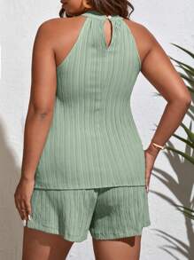 SHEIN VCAY Conjunto casual de dos piezas de talla grande para mujer con top sin mangas con volantes de unicolor y pantalones cortos