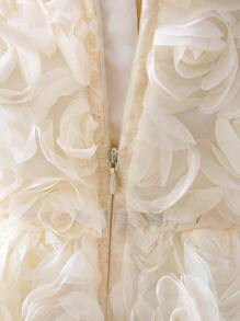 SHEIN 女婴无袖碎花3D蝴蝶结A字裙。精致的碎花图案增添一丝活力与朝气。A字裙设计，优雅大方，展现小女孩甜美优雅的气质。无论是玩乐、居家、花园派对还是特殊场合，它都能让小公主自信地脱颖而出，成为众人瞩目的焦点。