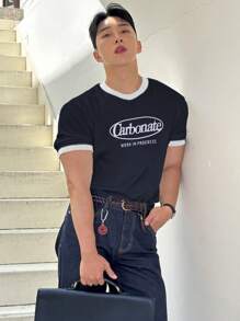DAZY Camiseta de manga corta para hombre con bloque de color e impresión de letras de verano, camiseta gráfica