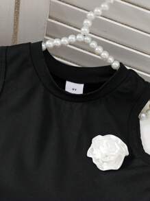 Set de 2 piezas de moda elegante y dulce para niñas de 4 a 7 años, que incluye 1 pieza de blusa sin mangas con panel de punto negro, volantes de organza brillante color albaricoque y detalles florales, y 1 pieza de pantalón negro con cintura elástica y volantes, adecuado para primavera/verano, diario, exterior, viaje, eventos nocturnos, ceremonia y aniversario de cumpleaños