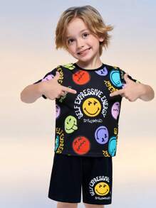 SmileyWorld® | SHEIN طقم تي شيرت قصير الأكمام وشورت للأولاد الصغار مطبوع عليه وجوه مبتسمة ملونة وكتابات إنجليزية، قصه واسعة مريحة، مناسب للصيف - الأسود - مشاهدة 4