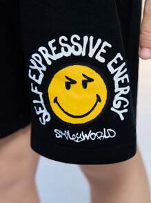 SmileyWorld® | SHEIN طقم تي شيرت قصير الأكمام وشورت للأولاد الصغار مطبوع عليه وجوه مبتسمة ملونة وكتابات إنجليزية، قصه واسعة مريحة، مناسب للصيف - الأسود - مشاهدة 7