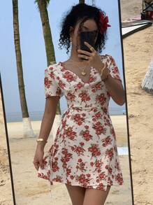 DAZY فستان قصير بياقة على شكل حرف V والخصر المشد، بطبعات أزهار صغيرة، ملابس شاطئ للنساء - الأحمر - مشاهدة 2