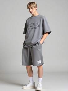 2 piezas Conjunto casual para adolescentes varones, camiseta tipo jersey con estampado en inglés de acero en relieve y diseño de cuello redondo, talla grande shorts con diseño minimalista texturizado y pierna curva, adecuado para verano y otoño