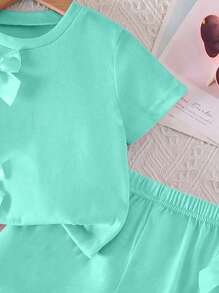 SHEIN Set de 2 piezas con top de cuello redondo de manga corta con lazo decorativo y shorts de cintura elástica para niñas jóvenes, color rosa